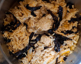 Foto del paso 3 de la receta: Pollo deshebrado con chile ancho
