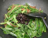 A picture of step 5 of Romaine lettuce with fried dace and black bean.