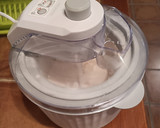 Foto del paso 3 de la receta: Helado casero cremoso de limón y fresas (sin nata, con heladera)