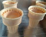 A picture of step 4 of Ice cream cone red velvet cake.