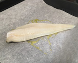 Foto del paso 1 de la receta: Bacalao en papillote con queso feta, hierbabuena y tomate