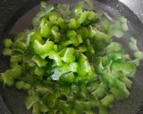 Foto langkah ke 2 dari resep Tumis Pare Udang.