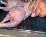 Foto del paso 1 de la receta: Picantones rellenos de trompetas de la muerte y trufa, con ajo negro