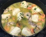 Foto del paso 3 de la receta: Cogote de merluza de anzuelo en salsa verde con gambas y almejas