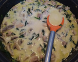 Foto del paso 4 de la receta: Pollo en salsa con espinacas y champiñones