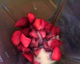 Foto langkah ke 1 dari resep Es Lilin Strawberry Susu.