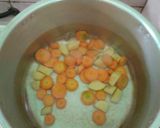 Foto langkah ke 2 dari resep Sayur Sop Bening Sosis.