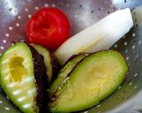 Une image de l'étape 1 de Salade d'avocats garnis.