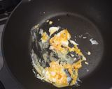 รูปขั้นตอนการทำที่ 3 ของ ขนมกุยช่ายผัดไข่ (มังสวิรัติ)