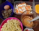Foto langkah ke 1 dari resep Mie goreng telor baso simple.
