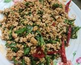 รูปขั้นตอนการทำที่ 3 ของ หมูสับผัดพริกแห้งโหระพา สูตรจมูกโล่ง
