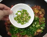 A picture of step 5 of Aloo Matter Ki bhujiya.