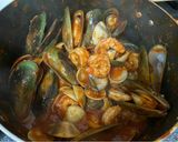 Foto del paso 3 de la receta: Cazuela de mariscos en tomatada