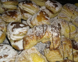Foto del paso 1 de la receta: Facturas con dulce de membrillo, pastelera y dulce de leche