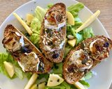 Une image de l'étape 3 de Tartines chaudes chèvre, miel à la truffe et romarin.