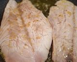 Foto del passaggio 2 della ricetta Pesce persico con pomodorini e olive
