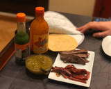 Foto del paso 3 de la receta: Tacos de lomo bajo de vaca, pimientos asados y tomatillos verdes con salsa picante 🌶