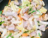 Hình bước làm 3 của món Phèo non xào cải thảo