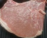 Foto del paso 1 de la receta: Chuletas de cerdo con pimentón y una suave pasta de ajo 😉