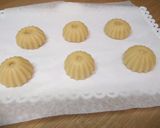 Foto del passaggio 4 della ricetta Biscotti spremiagrumi ripieni con marmellata di pesche