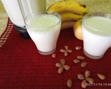 صورة لخطوة 1 من وصفة عصير الموز و اللوز والتفاح 😋