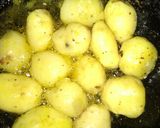 A picture of step 2 of Dum Aloo.