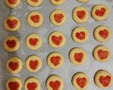 Foto langkah ke 3 dari resep Strawberry Heart Cookies.
