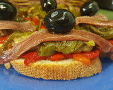 Foto del paso 4 de la receta: Tostada de anchoas y pimientos rojos y verde