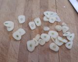 Foto del paso 2 de la receta: Ensalada templada de gulas al ajillo con brotes tiernos