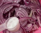 Foto del paso 2 de la receta: Cebollas fermentadas 🧅Fermento de cebolla amarilla y cebolla morada 💛💜Probióticos 🦠🦠🦠🦠🦠🦠