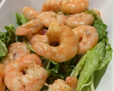 Foto del paso 6 de la receta: Camarones 🍤 marinados con jugo de toronja 🍊 agria con crema servidos con lechuga 🥬 cebolla 🧅 morada