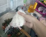 Foto langkah ke 4 dari resep Oseng bihun dan jamur kuping.