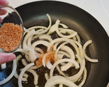 Foto del paso 6 de la receta: Hamburguesa de pollo al curry, cebolla caramelizada, queso-bacon