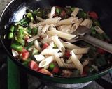 A picture of step 3 of Chicken pasta with green vegetable soup.