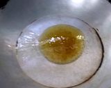 รูปขั้นตอนการทำที่ 2 ของ ผักโขมผัดกะปิใส่ไข่