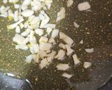 Foto del paso 2 de la receta Ensalada de tomate con aliño de gambas al ajillo
