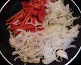 Foto del paso 4 de la receta: Filetes de lomo de cerdo a la plancha con guarnición de sofrito