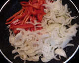 Foto del paso 4 de la receta: Filetes de lomo de cerdo a la plancha con guarnición de sofrito