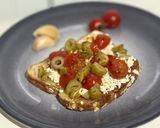 Foto del paso 4 de la receta: 🧄🍅🌿Bruschetta con ricota, olivas verdes y tomate cherry dorados a la sartén 🍅🌿🧄