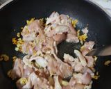 รูปขั้นตอนการทำที่ 2 ของ ข้าวผัดกิมจิ:สะโพกไก่หั่นชิ้น