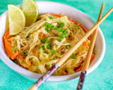 Foto del paso 5 de la receta: Fideos de arroz con verduras salteadas, huevo y salsa de cacahuete