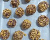 Gambar langkah 6 resipi Bebola Ubi Ungu Cornflakes Madu.