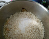 Foto del paso 2 de la receta: Arroz con tomate y huevos fritos