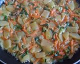 Foto langkah ke 4 dari resep Omelett kentang wortel.