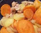 Foto del paso 2 de la receta: Pollo a la crema con boniato y patatas