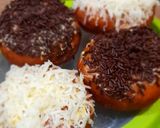 Foto langkah ke 8 dari resep Donut Legit toping.