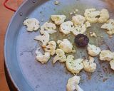 Foto del paso 4 de la receta Paella de bacalao Skrei con coliflor, habas y ajitos tiernos