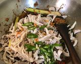 Foto langkah ke 4 dari resep Ayam Suwir Pedas (Olahan Ayam Ungkep/Rebus).