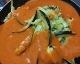 Foto del paso 4 de la receta: Calabacines en salsa cremosa🥛de pimentón🌶️🧀🍎
