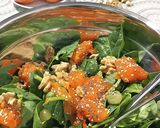 Foto del paso 2 de la receta: Ensalada de espinacas con caqui, nueces y uva